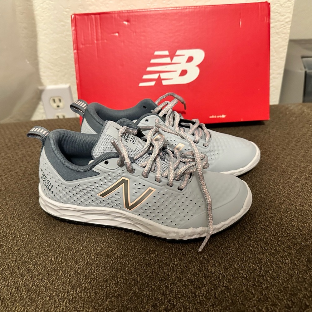 Size 6 New Balance Fresh Foam Slip Resistant Shoe
NEW-NEVER WORN/WITH TAGS